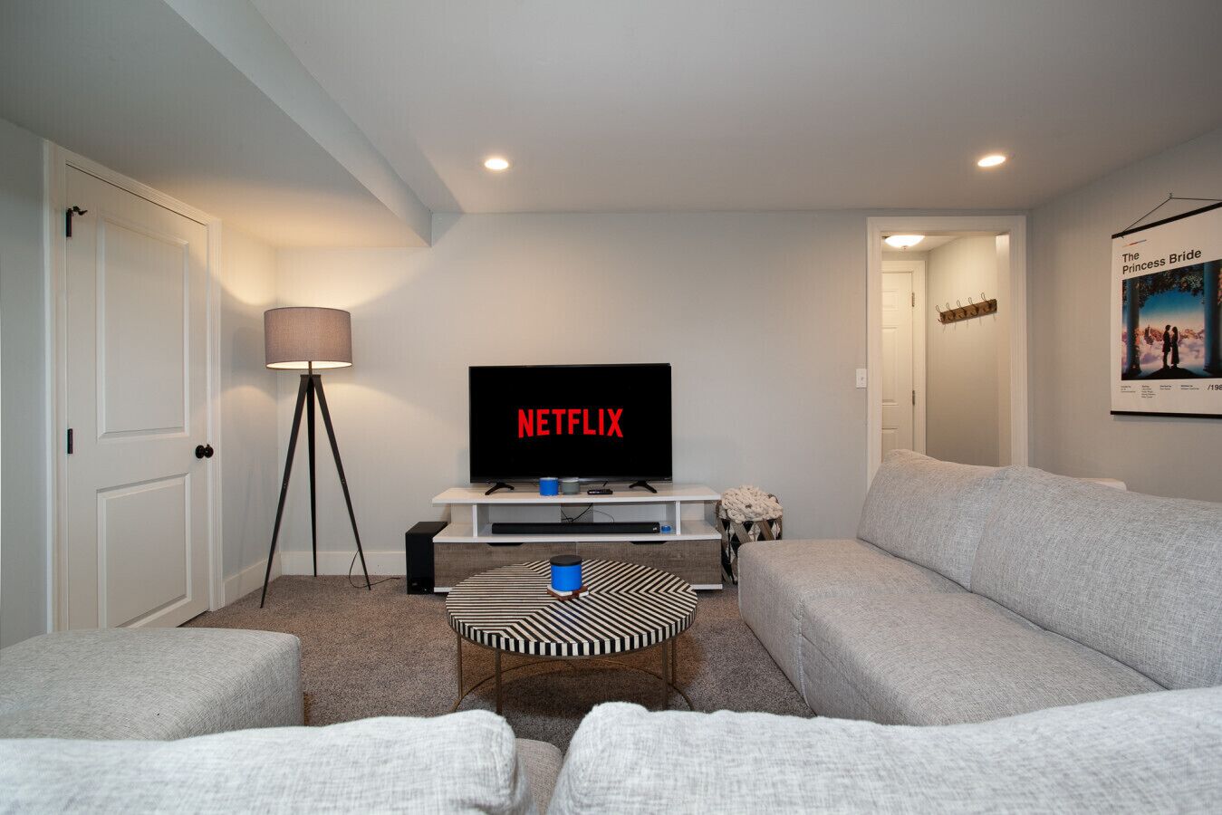 Televisio, takka, pöytätennispöytä