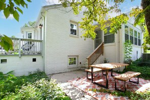 Outdoor dining - The Knoxville Nest: Cozy 3BR Retreat w/ Fireplace (Knoxville)