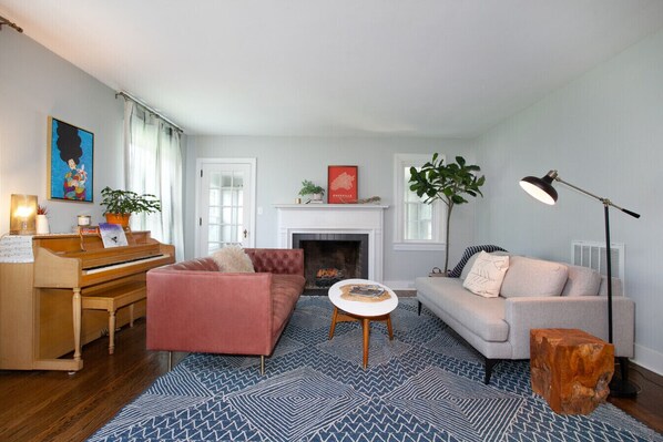 TV, fireplace, ping pong - The Knoxville Nest: Cozy 3BR Retreat w/ Fireplace (Knoxville)