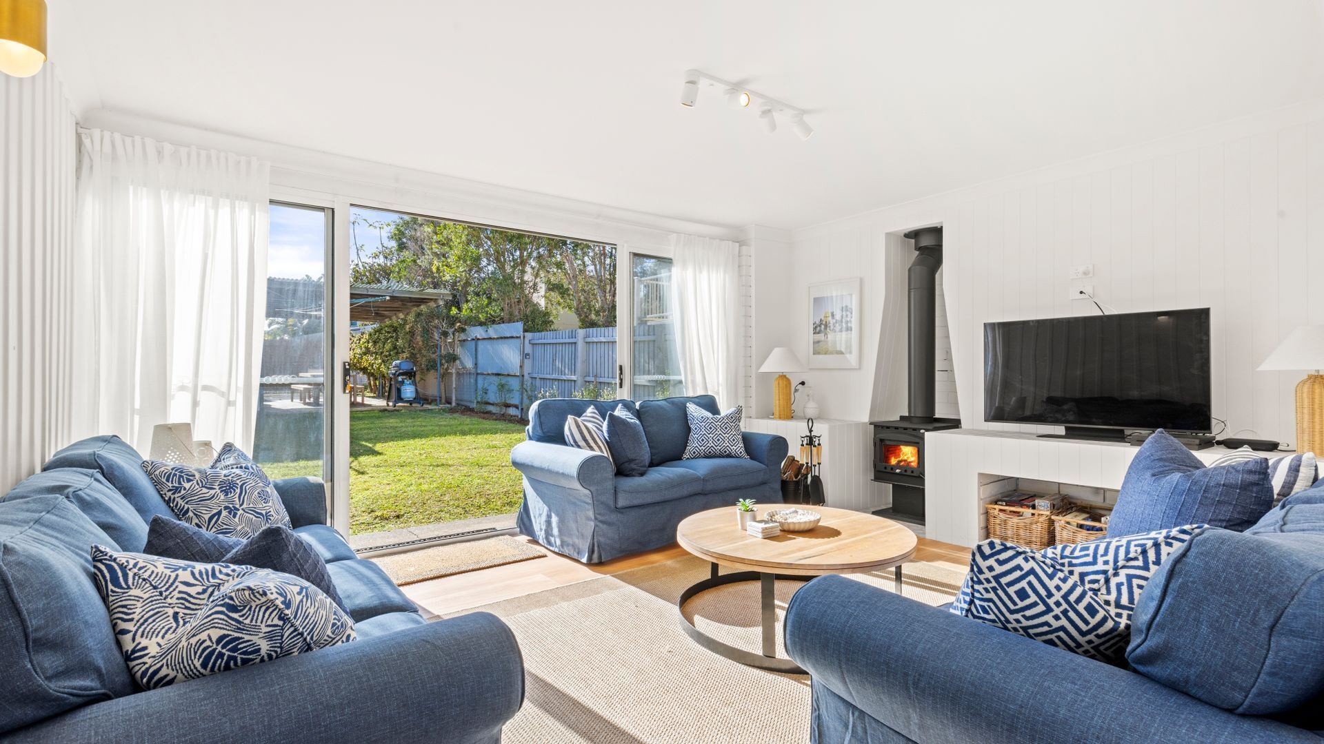 智能電視、壁爐、乒乓球設施、書籍