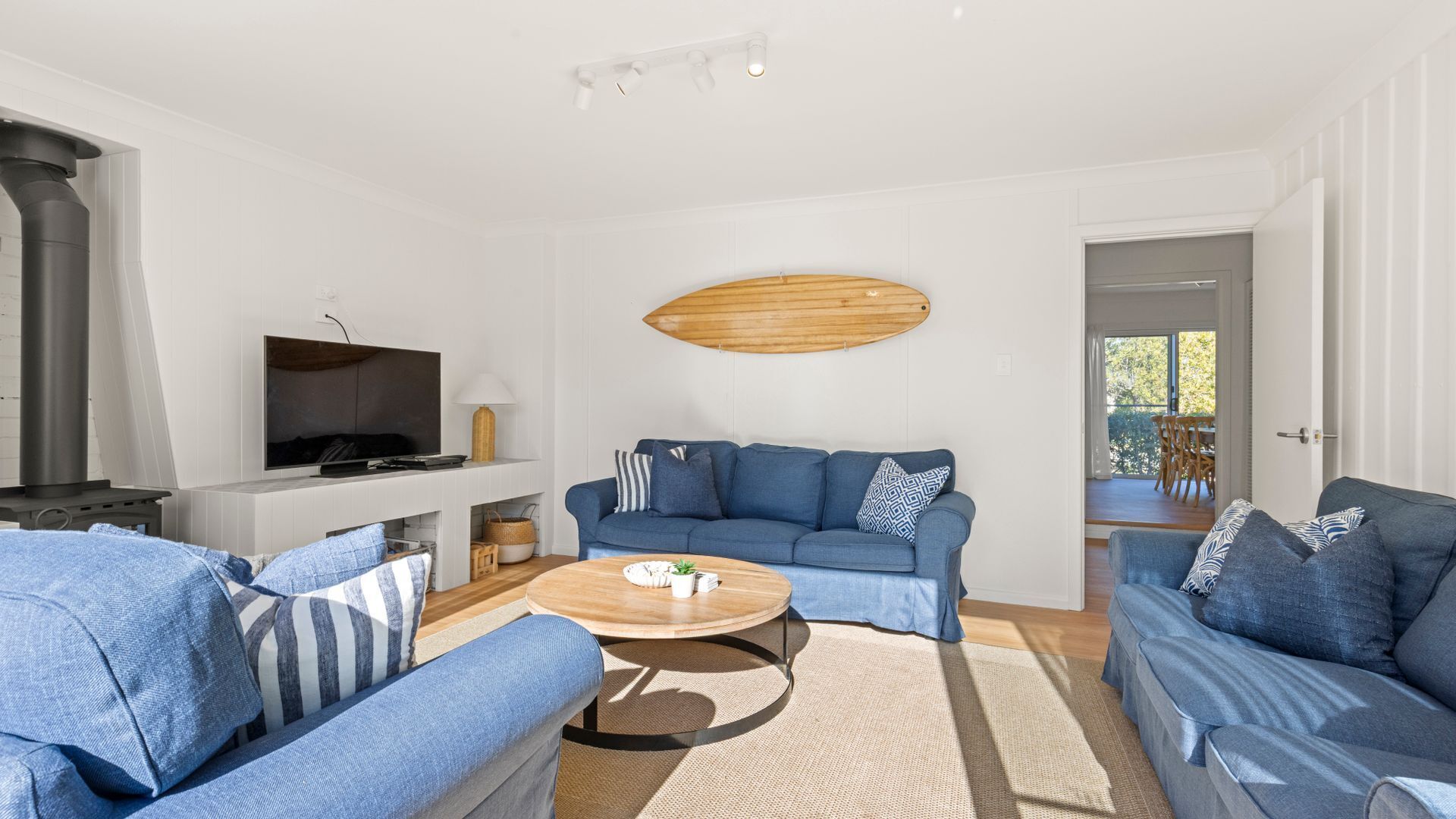 Smart TV, fireplace, ping pong, books