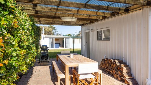 The Cabana - Pet Friendly with Fireplace - 2 Mins to Beach