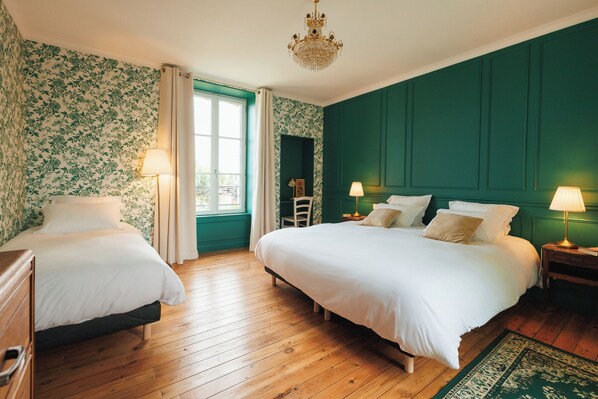 4 bedrooms, iron/ironing board, Internet, bed sheets