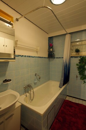 Een douche, een haardroger, handdoeken, zeep