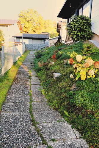 Stilvolles und Kunstvolles Apartment mit 400qm Garten & Massage und Ayurveda