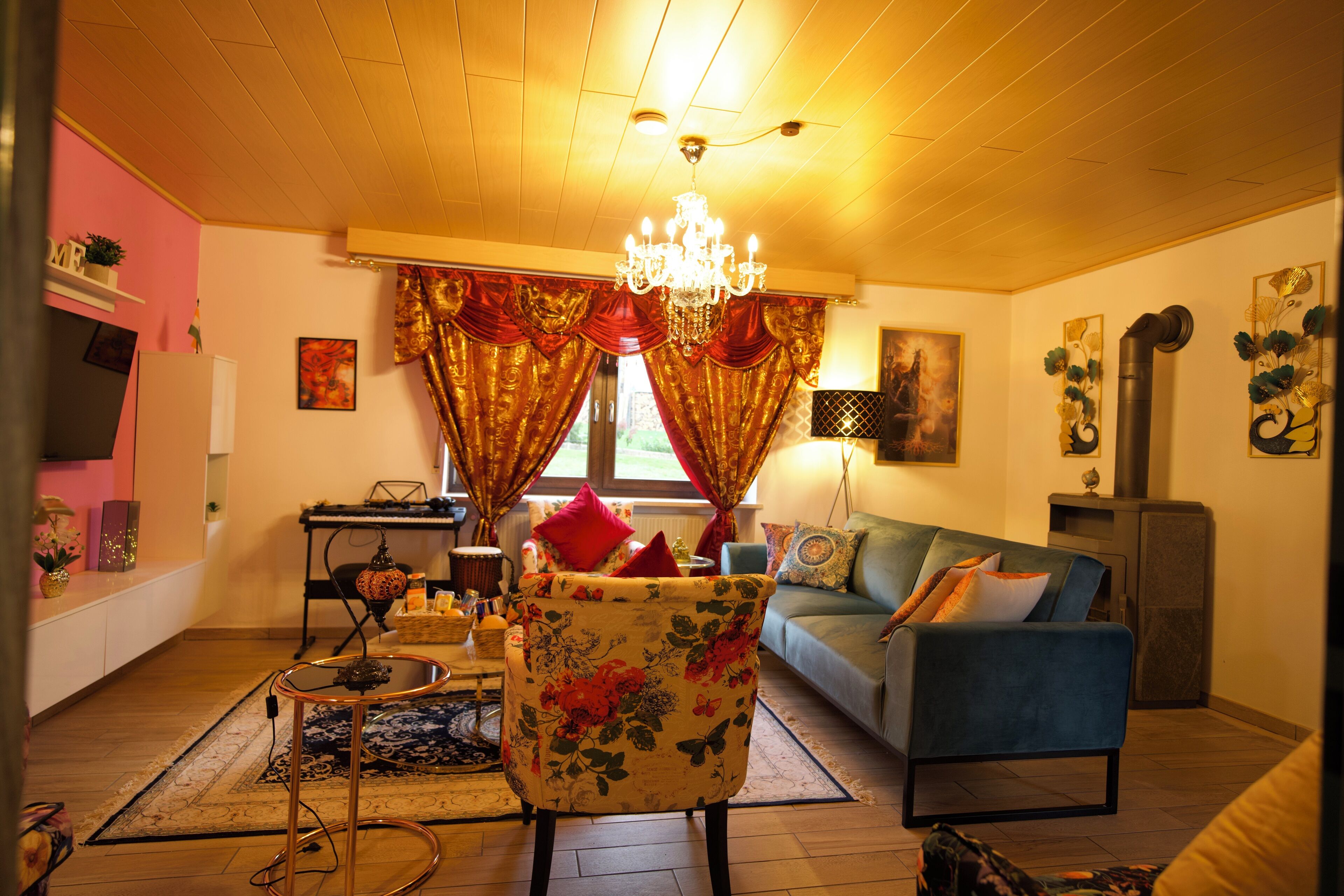 Ein gemütliches Wohnzimmer mit einer Couch, einem Sessel und einer Chandelüster.