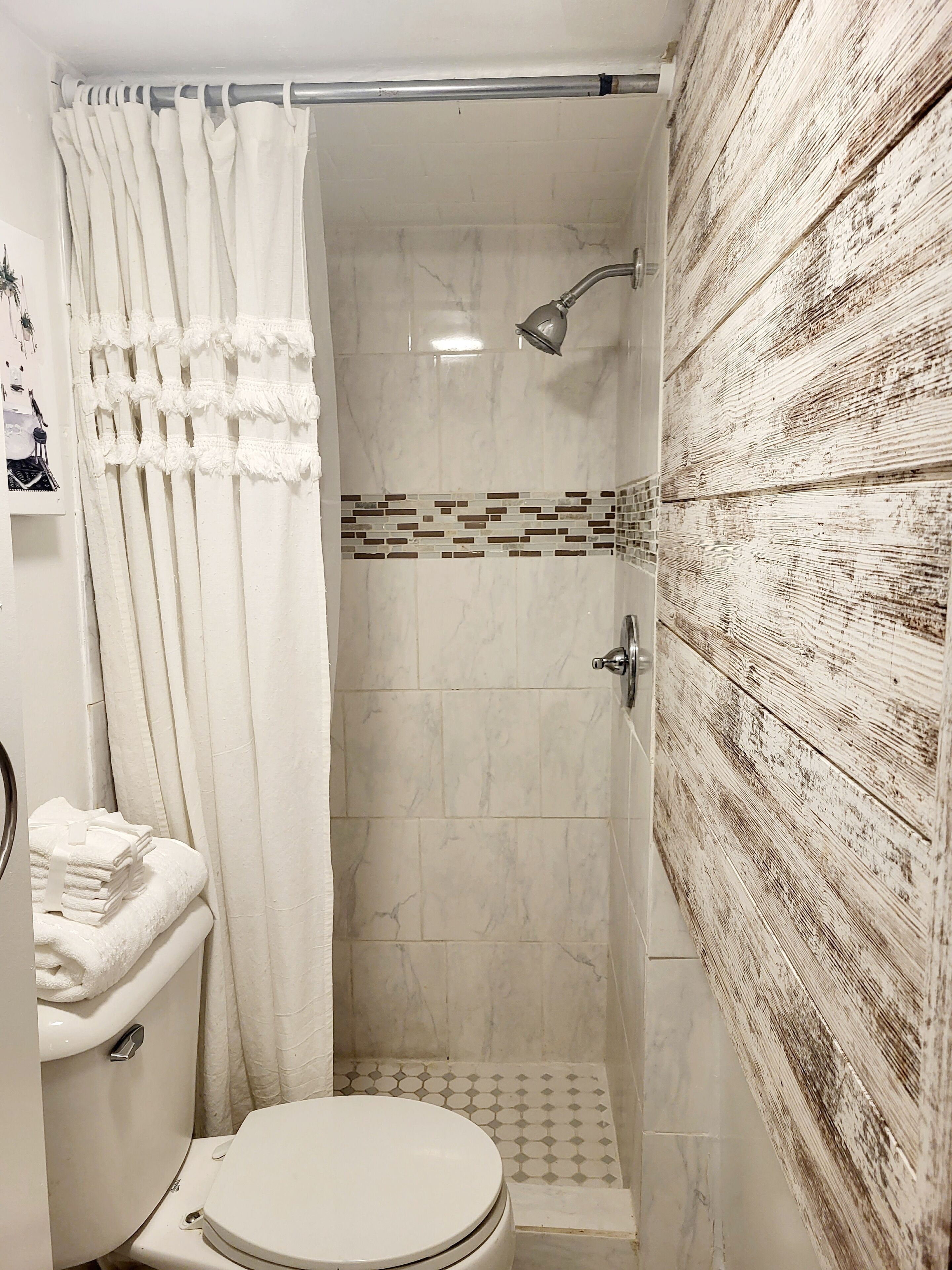 Douche, sèche-cheveux, serviettes fournies, savon