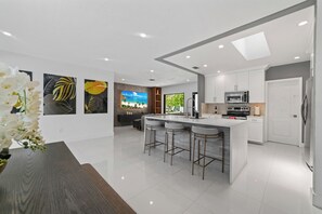 冰箱、微波炉、烤箱、炉灶