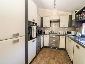 Fridge, microwave, dishwasher, toaster - Rosegrace Lodge (Auchterarder)