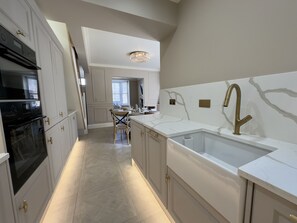 Lave-vaisselle, batterie de cuisine, vaisselle et ustensiles