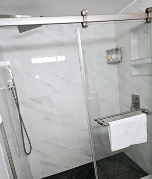 Amenidades de baño gratuitas y toallas 
