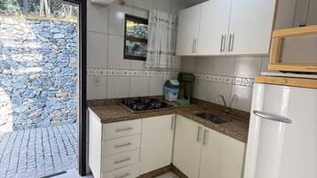 Een koelkast, een microgolfoven, een kookplaat, een blender