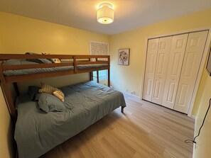 3 bedrooms, iron/ironing board, WiFi, bed sheets