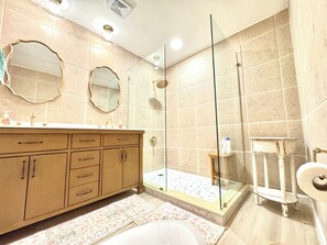Chuveiro, secador de cabelo, toalhas de banho, sabonete