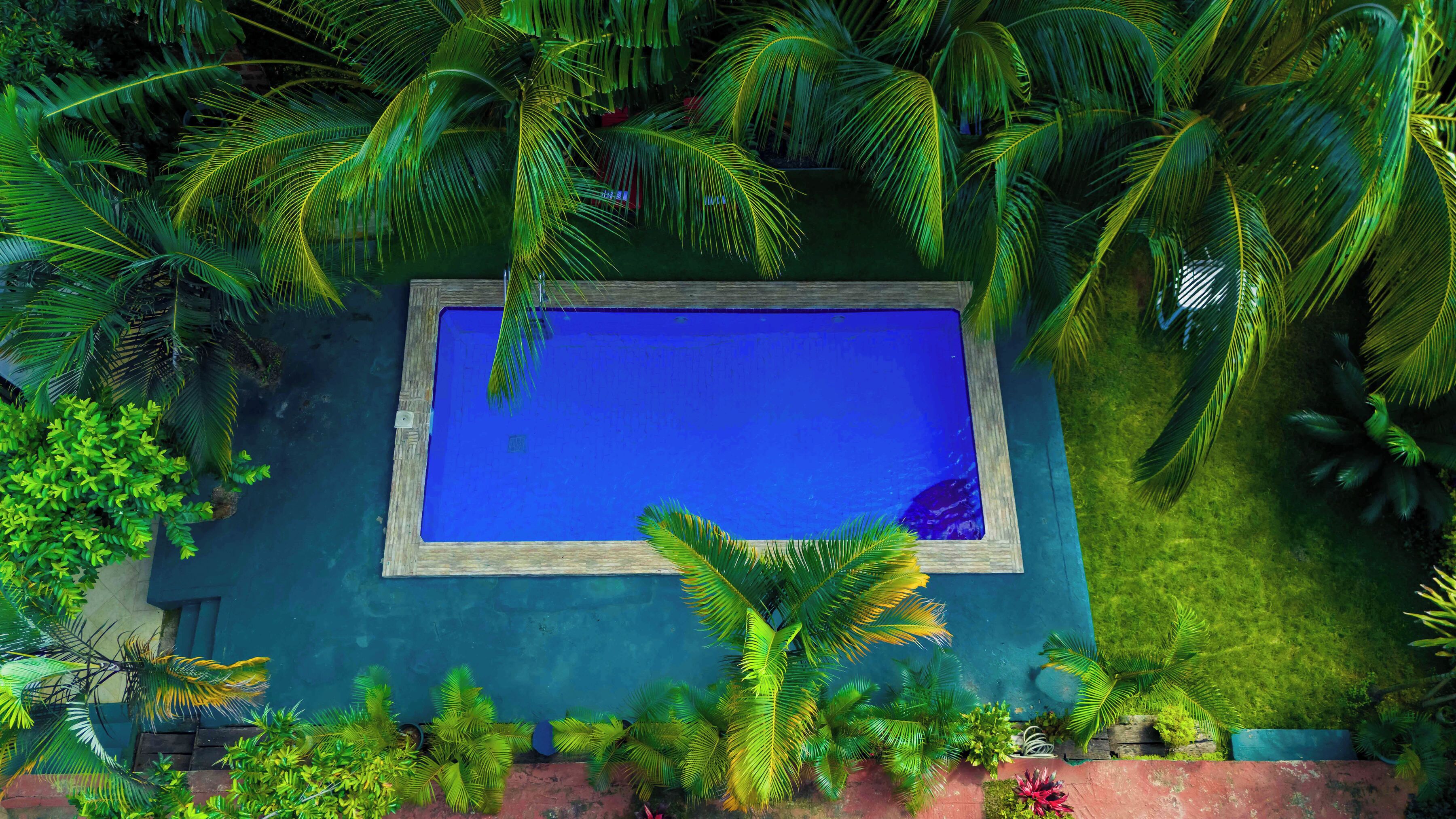 10 outdoor pools