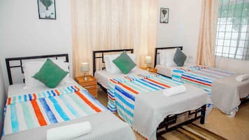 Ropa de cama de alta calidad y escritorio