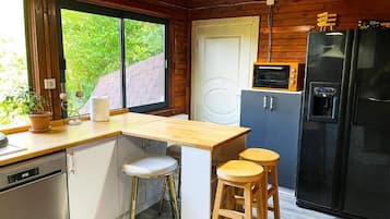 Villa Confort, vista al jardín | Cocina compartida | Refrigerador, cafetera y tetera y tetera eléctrica