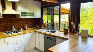 Comfort Villa, Garden View | Private kitchen
