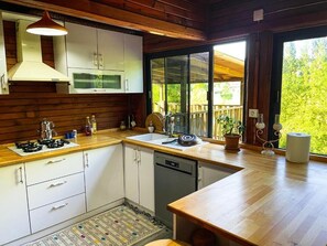 Vila conforto, vista para o jardim | Cozinha privada | Refrigerador em uma área comum, cafeteira/chaleira, chaleira elétrica