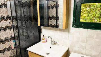 Comfort-huvila, näköala puutarhaan | Kylpyhuone