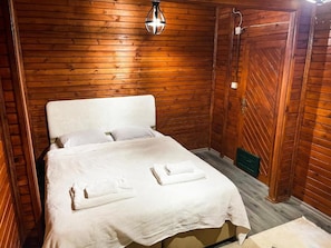 Comfort villa, uitzicht op tuin | Luxe beddengoed, een bureau, een strijkplank/strijkijzer, beddengoed