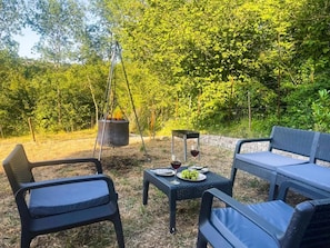 Comfort villa, uitzicht op tuin | Woonruimte | Lcd-televisie en een open haard