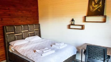 Comfort Villa, Garden View | Premium bedding, desk, iron/ironing board, bed sheets
