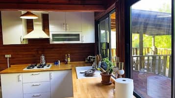 Villa Confort, vue jardin | Cuisine privée | Réfrigérateur dans l'espace commun, cafetiÚre/bouilloire