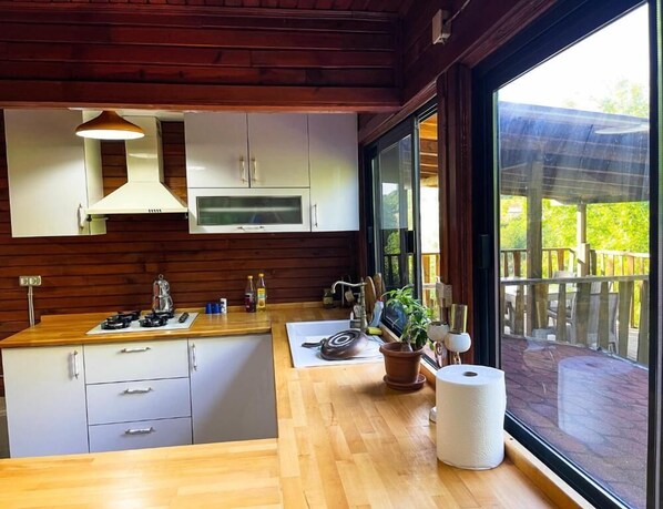 Villa Confort, vista al jardín | Cocina privada | Refrigerador, cafetera y tetera y tetera eléctrica 