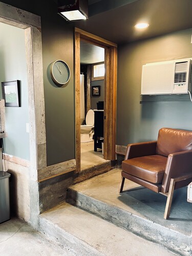 Charming Bunkhouse with AC on working farm in Shelby