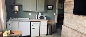 Charming Bunkhouse with AC on working farm in Shelby