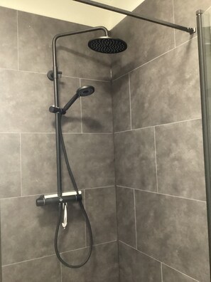 Douche, sĂšche-cheveux, serviettes fournies, savon