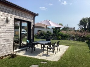 Outdoor dining - Nice wooden house near the sea (Fouesnant)