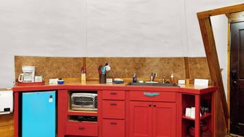 Four, cafetière/bouilloire, batterie de cuisine, vaisselle et ustensiles