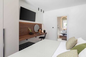 4 bedrooms, iron/ironing board, free WiFi, bed sheets