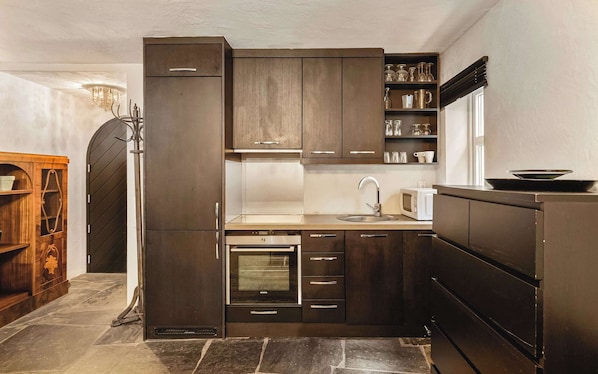 Geladeira, micro-ondas, fogão, cooktop