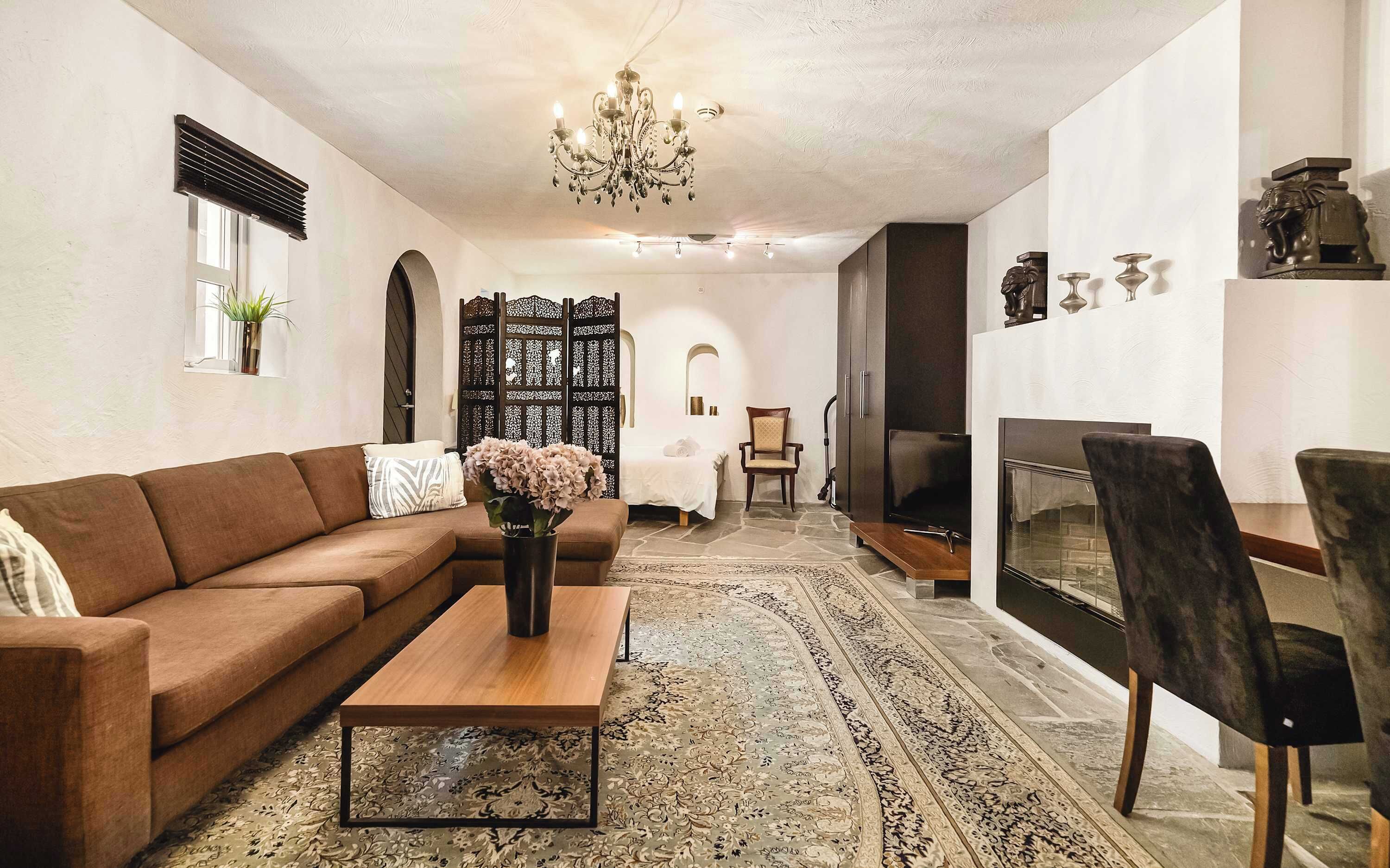 Télévision, cheminée, espaces bureaux