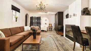 Télévision, cheminée, espaces bureaux