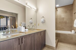 Dusche, Whirlpool, Haartrockner, Handtücher