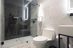 Chambre, 1 grand lit, non-fumeur, rez-de-chaussée | Salle de bain
