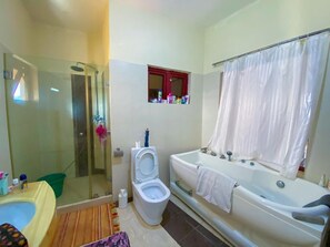 Whirlpool, Handtücher, Seife, Toilettenpapier