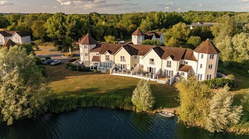 Swans Rest  Lakeside Retreat with Kayaks & Hot Tub