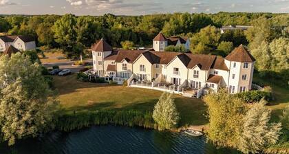 Swans Rest Lakeside Retreat with Kayaks & Hot Tub