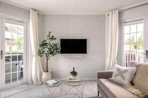 Televisión, estéreo, oficina