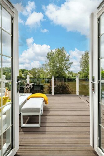 Swans Rest  Lakeside Retreat with Kayaks & Hot Tub