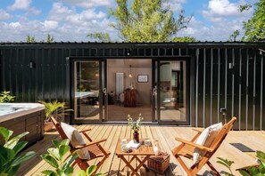 Outdoor dining - Rabbits Warren - Cotswolds Stay with Sauna and Hot Tub (Wiltshire)