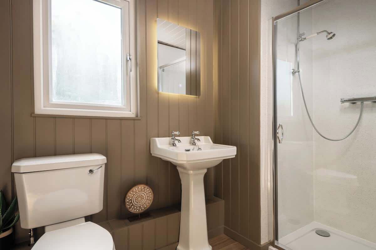 Douche, sèche-cheveux, serviettes fournies