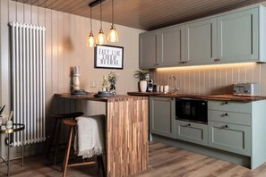 Fridge, oven, stovetop, dishwasher