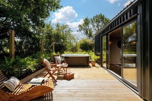 Terrace/patio - Rabbits Warren - Cotswolds Stay with Sauna and Hot Tub (Wiltshire)