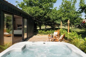 Terrace/patio - Rabbits Warren - Cotswolds Stay with Sauna and Hot Tub (Wiltshire)